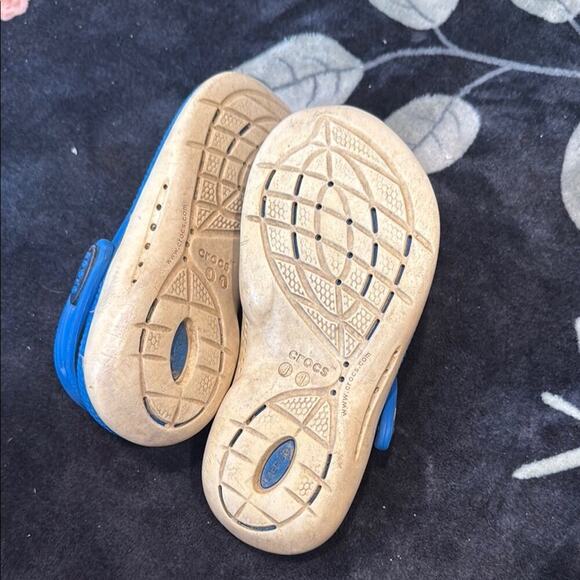 CROCS Blue and Black Sandals with Ventilated Design J1 - Picture 2 of 2